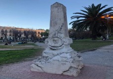 نصب مهمل فوق قبر رجل قدم الكثير لطنجة وساكنتها !؟