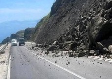 تحذير إلى مستعملي طريق تطوان الحسيمة: انهيار مقطع طرقي بين الجبهة والعرقوب! 