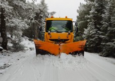عودة الحركة إلى طرق الحسيمة بعد موجة ثلجية كثيفة