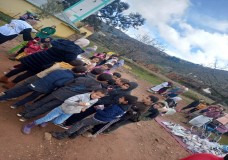 جمعية آفاق لرعاية الطفولة والمرأة تنظم مبادرة تضامنية لتوزيع الملابس لفائدة أسر محتاجة بدوار تينزا بكتامة