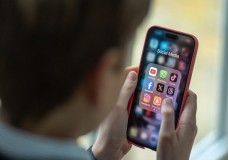 عقود عمل إجبارية للمؤثرين القاصرين لحمايتهم من الاستغلال الرقمي