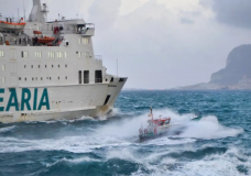 مضيق جبل طارق في مواجهة العواصف: الرياح والأمطار تشل حركة الملاحة البحرية