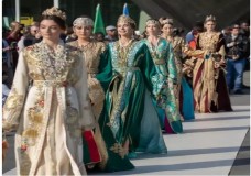 احتفاء بالفن والتراث: مهرجان القفطان الدولي المغربي يحتفل بعشر سنوات من الإبداع.